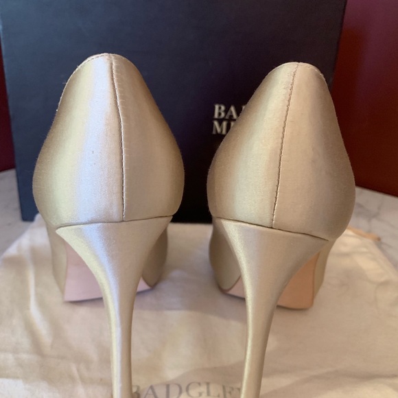 Badgley Mischka Women's Elia Platform Pump - Picture 4 of 6